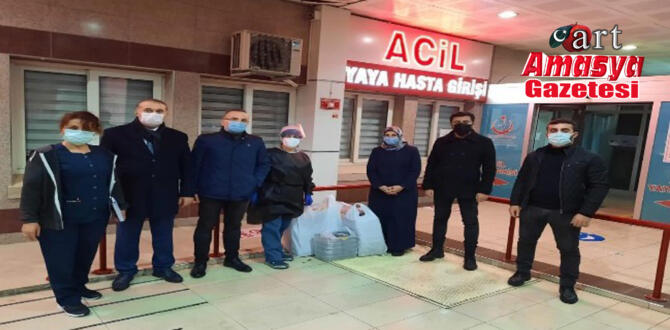 Evlerinde pişirip sağlık çalışanlarına gönderdiler