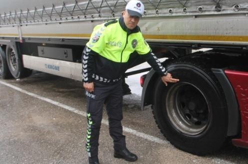 Kış aylarında trafikte yer alacak araç sürücülerini doğrudan ilgilendiren zorunlu kış lastiği uygulaması tüm yurtta olduğu gibi Amasya’da da 1 Aralık itibariyle başlayacak.