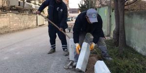 Belediyemiz, cadde ve sokaklarımızı bordür, kaldırım ve kilit parke taşlarıyla nakış gibi işlemeye devam ediyor.🚧👷‍♂️