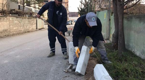 Belediyemiz, cadde ve sokaklarımızı bordür, kaldırım ve kilit parke taşlarıyla nakış gibi işlemeye devam ediyor.🚧👷‍♂️