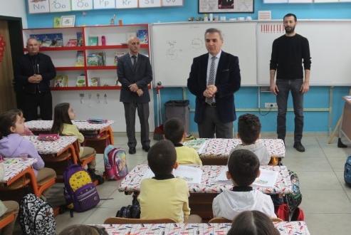 Suluova ilçesinde ilköğretim ve ortaöğretim okullarındaki yaklaşık 10 bin öğrenci ders başı yaptı