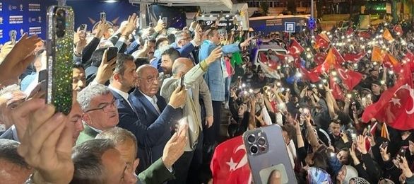 Amasya’da, Cumhurbaşkanlığı Seçimi ikinci oylamasını Recep Tayyip Erdoğan’ın önde bitirmesinin ardından Cumhur İttifakı seçmenleri kutlama yaptı.