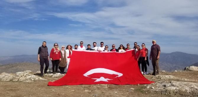 960 Metre Yüksekte Cumhuriyetin 100. Yılını Kutladılar