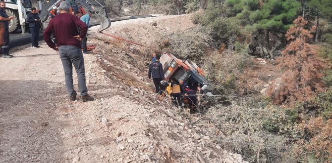 Amasya’da İş makinesi şarampole devrildi: 1 yaralı