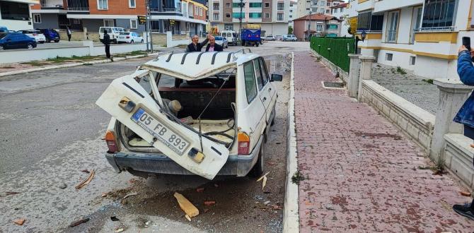 Suluova’da fırtına çatıları uçurdu ağaç ve elektrik direklerini devirdi