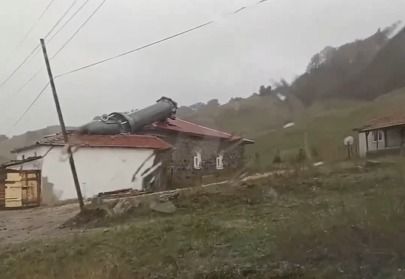 Amasya’da kuvvetli fırtına minareyi devirdi