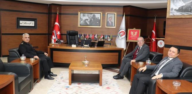 Amasya İl Jandarma Komutanı Albay Mehmet Arı, Amasya Üniversitesi Rektörü Prof. Dr. Ahmet Hakkı Turabi’ye iade-i ziyarette bulundu.