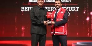 Mesut Özil, Berkay Mert Özyurt’a “Sporun Gönüllüsü” Ödülünü Takdim Etti